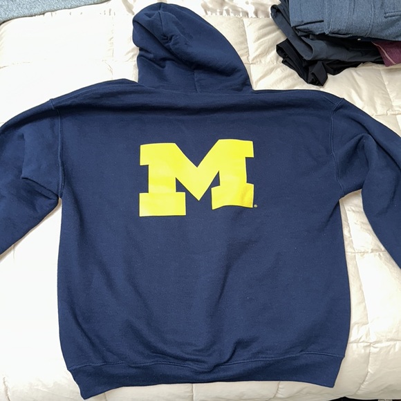 U of M hooded sweatshirt Large - Picture 2 of 3